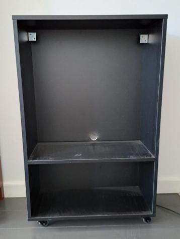 Zwarte kastje met 4 stoere wielen