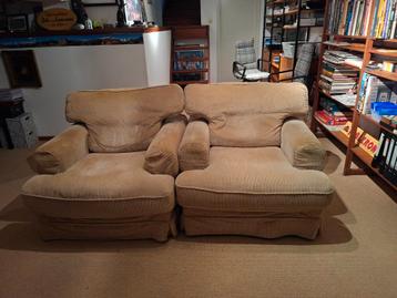 Twee fauteuils /ruime zitstoelen
