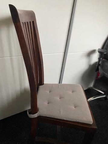 Gratis. 3 mooie stoelen.