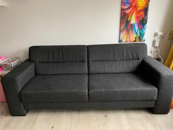 Grijze bank en stoel