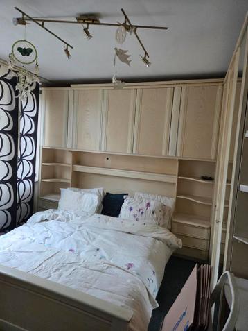 Compleet bed met kastenombouw.