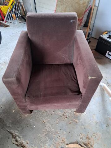 2 donkerbruine stoelen