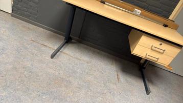 Bureau met lades - Zo goed als nieuw