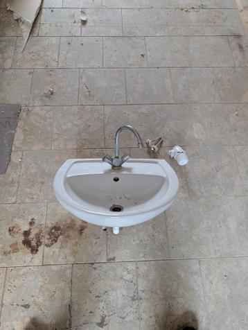 Wastafel met kraan en montage materiaal