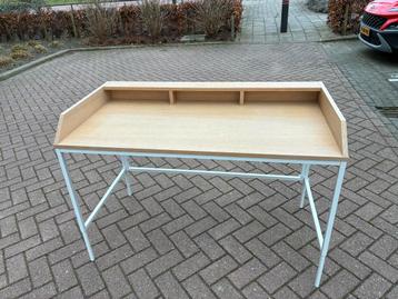 Gratis Mooi bureau met opbergvakken