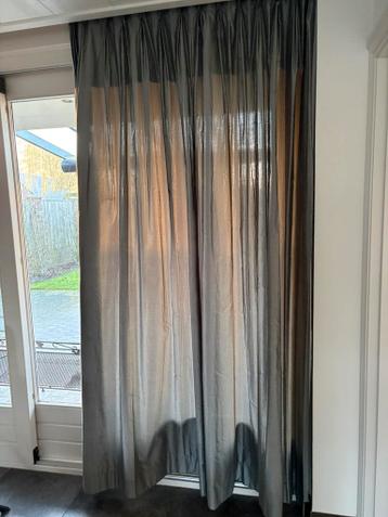 Gratis Zilverkleurige gordijnen