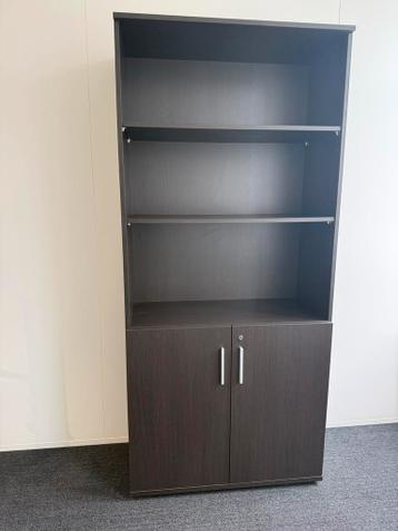 Gratis Half open kast met deuren en planken