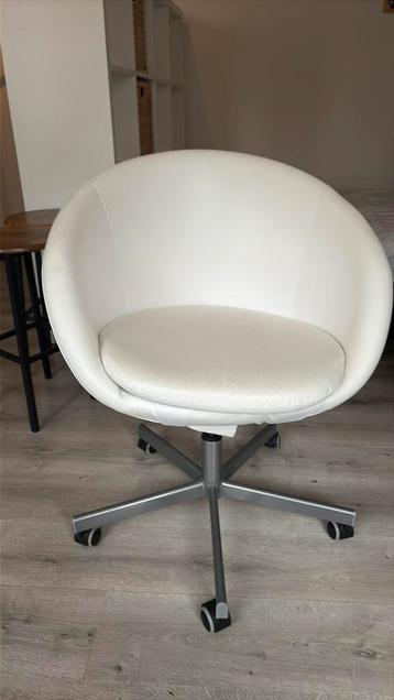 BUREAUSTOEL MOET 1 MRT WEG!