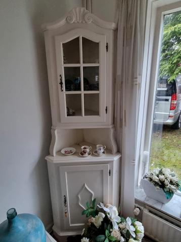 Mooie hoekkast met glazen deur