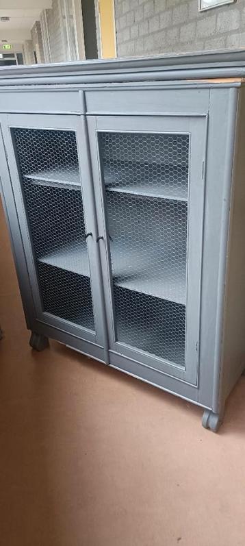 Nostalgische Franse kast met gaas