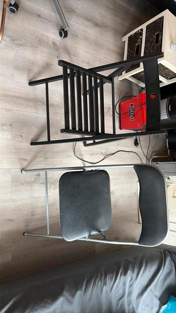 STOELEN MOET 1 MRT WEG!