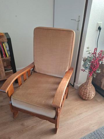 Vintage fauteuil met houten frame en stoffen bekleding