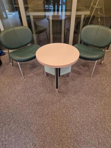 Zithoek met 2 stoelen en een kleine ronde tafel