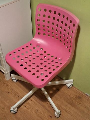 Roze bureaustoel met gaten