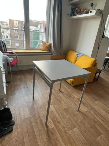 Free dining table