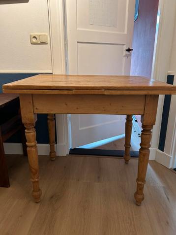 Uitschuifbare houten tafel