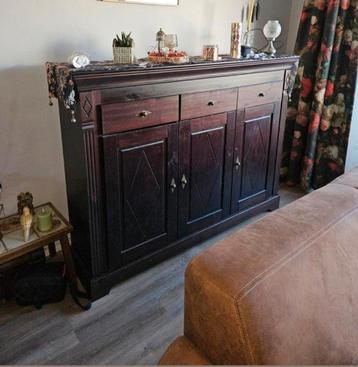 Mooie houten dressoir met deuren en lades