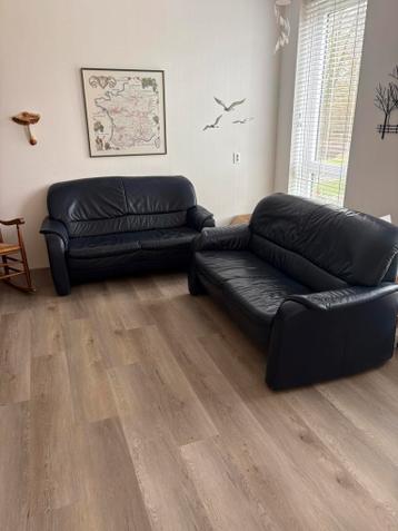 2 tweezits banken in kleur blauw.