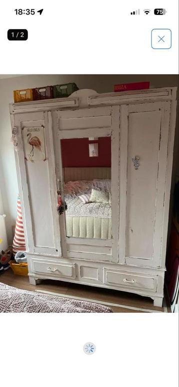 Vintage kledingkast met spiegel