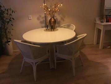 Eettafel met vier stoelen