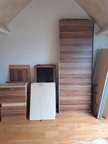 Kledingkast en lade/leg kast (gratis, al gedemonteerd)