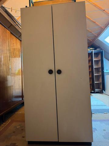 Mooie complete opbergkast graits ophalen.