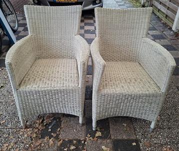 Twee witte rieten stoeltjes