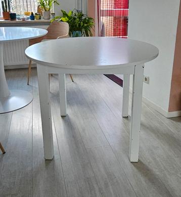 GRATIS Witte ronde eettafel, hoogte 72 cm, diameter 92 cm.