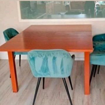 Gratis! Mooie tafel met 4 zwarte stoelen