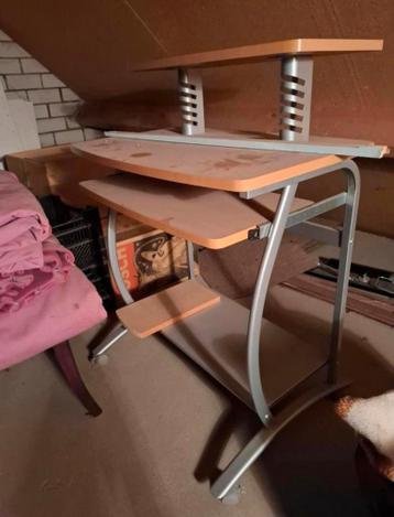 GRATIS! Bureau met metalen frame (oud ijzer!)