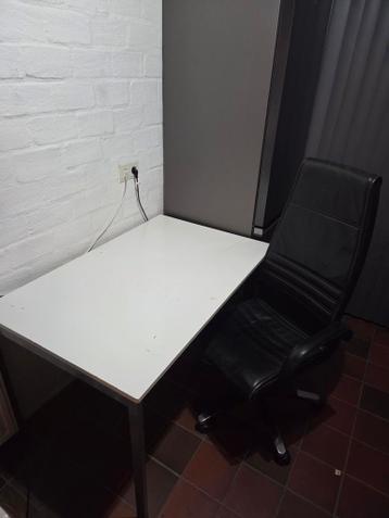 Bureau met bureaustoel