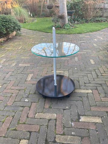 Glazen bijzettafel verrijdbaar.