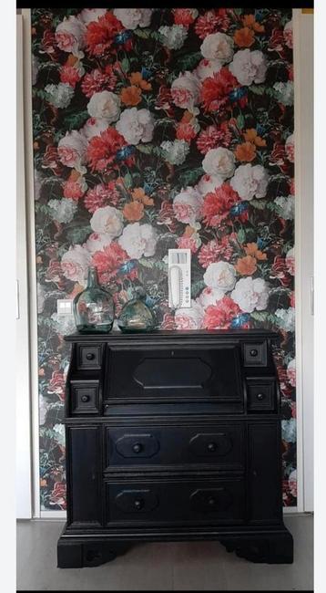 Gratis op te halen secretaire met veel opbergruimte.