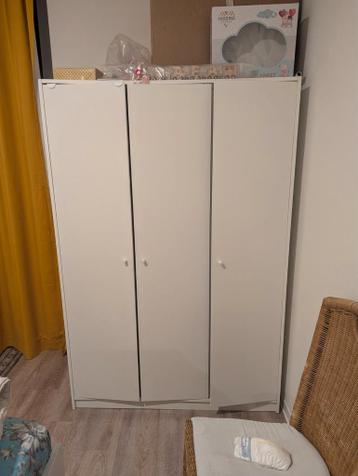 Ikea bed 160x200, koffietafel en kledingkast - Gratis!