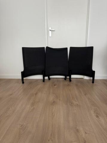 3 rugleuningen van Ahrend Extra Verta bureaustoelen.