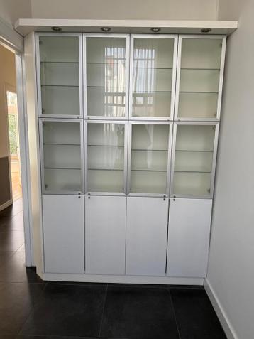 Mooie inbouwkast met glazen deuren