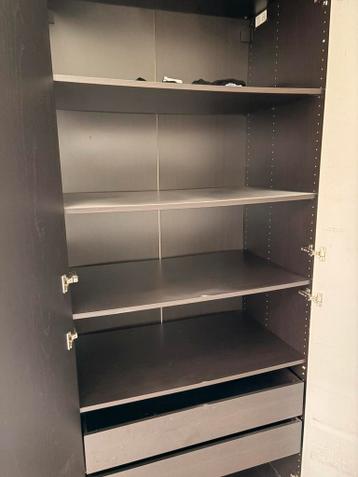 Gratis!  Pax kast bruin/zwart (2,35m hoog)