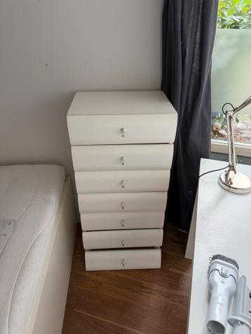 Houten ladekastje, hoogte 105 cm