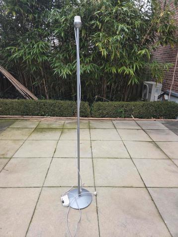 zilverkleurige lampenvoet