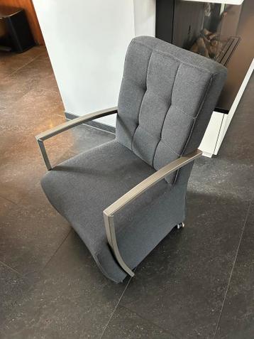 2 Eettafel stoel met wieltjes - Gratis af te halen