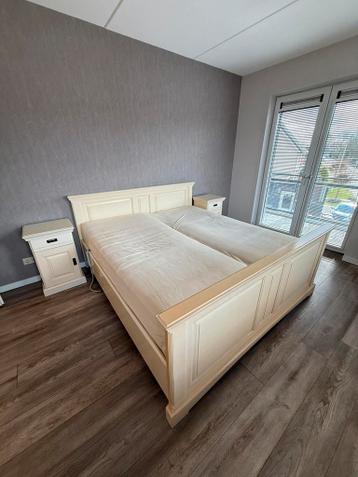 2 persoons bed met nachtkastjes en ladenkast.Gratis.