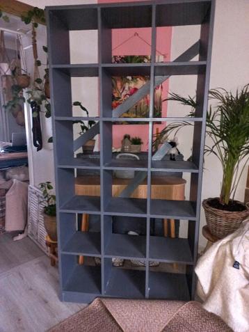 Gratis af te halen, grijs geverfde boekenkast.