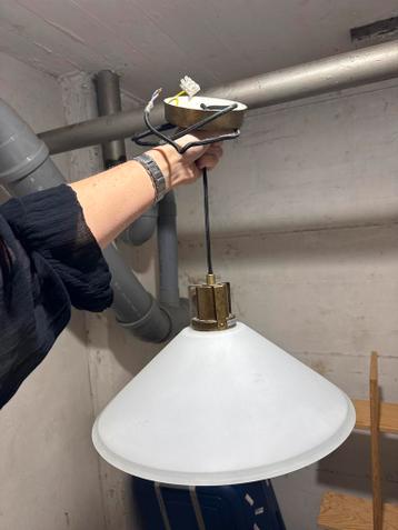 Gouden hanglamp met witte kap - kleine beschadiging