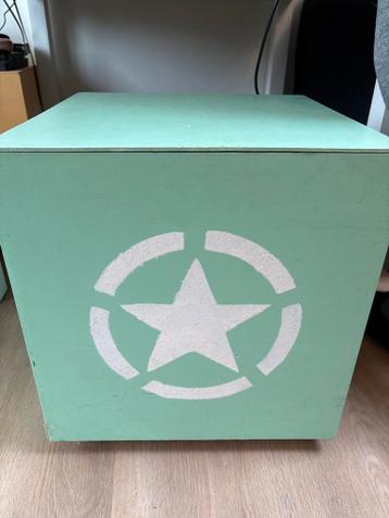 Houten kist op wielen