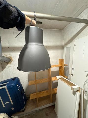 Industriële grijze hanglamp met beschadiging