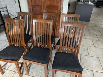 Zes koloniale eettafelstoelen