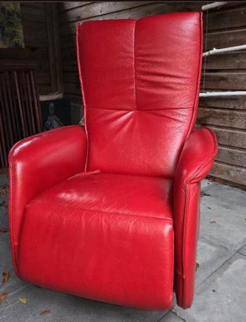 Rode lederen relaxfauteuil, gratis af te halen