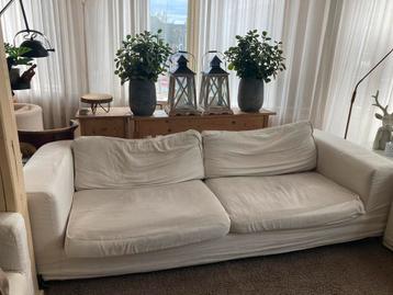 Gratis beige bank met losse kussens