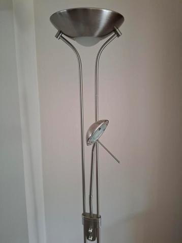 Stijlvolle staande lamp met leesspot