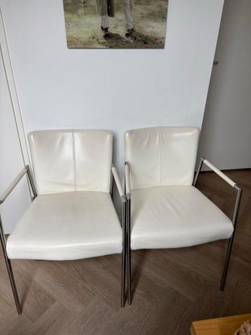 2 lederen fauteuils in goede staat.
